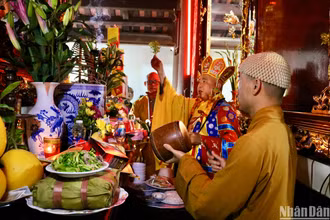 Dâng hương, làm lễ tưởng niệm Thái Tổ Thái Thượng hoàng Trần Thừa tại di tích lịch sử-văn hoá Đền Vạn Khoảnh, xã Mỹ Phúc, huyện Mỹ Lộc (Nam Định).