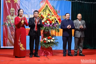 Đồng chí Lại Xuân Môn tặng hoa chúc mừng Ngày hội Đại đoàn kết toàn dân tộc tại khu dân cư Thượng Hữu, xã Nam Vân, thành phố Nam Định (Nam Định).