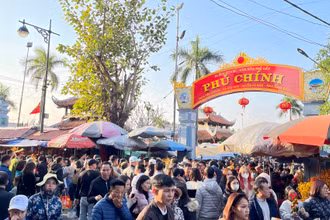 Hàng vạn du khách kéo về chợ Viềng, huyện Vụ Bản (Nam Định) du xuân, "mua may, bán rủi".