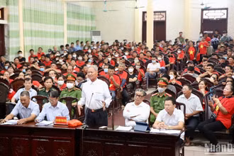 Đại diện các hộ dân có diện tích đất thuê nuôi trồng thủy sản bị thu hồi ở khu vực Cồn Xanh trình bày kiến nghị tại buổi đối thoại.