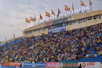 Hàng chục nghìn cổ động viên đến sân Thiên Trường cổ vũ CLB Thép Xanh Nam Định trong trận tiếp CLB Công An Hà Nội.