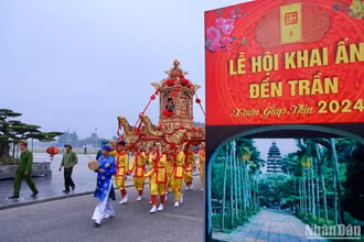 Lễ rước kiệu Ngọc Lộ, nghi lễ mở đầu cho Lễ hội khai ấn Đền Trần dịp xuân hằng năm.