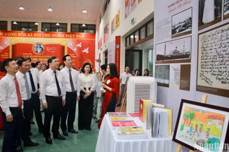 Các đại biểu tham quan Triển lãm trưng bày các tư liệu, hình ảnh, các bài dự thi tiêu biểu chào mừng kỷ niệm 60 năm Ngày Bác Hồ về thăm Nam Định.