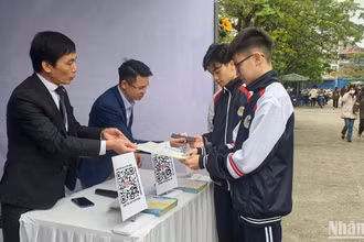Khoảng 1.000 người, hầu hết là học sinh, sinh viên đến tìm hiểu thông tin tại Ngày hội việc làm tỉnh Nam Định năm nay.