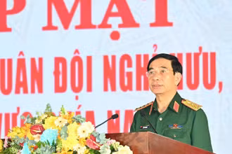 Đại tướng Phan Văn Giang, Ủy viên Bộ Chính trị, Bộ trưởng Quốc phòng phát biểu tại buổi gặp mặt