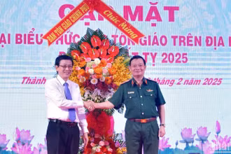 Lãnh đạo Ban Tôn giáo Chính phủ tặng hoa chúc mừng Bộ Tư lệnh Quân khu tại buổi gặp mặt.