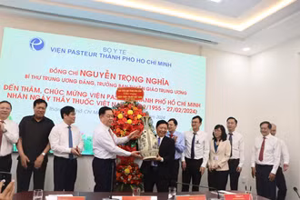Đồng chí Nguyễn Trọng Nghĩa, Trưởng Ban Tuyên giáo Trung ương tặng hoa chúc mừng Viện Pasteur Thành phố Hồ Chí Minh.