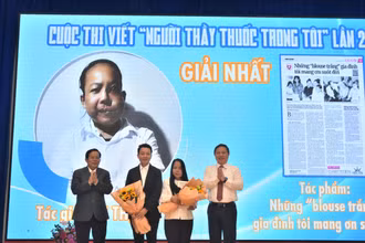 Ông Dương Anh Đức, Phó Chủ tịch Ủy ban nhân dân Thành phố Hồ Chí Minh cùng đại diện Ban tổ chức trao thưởng cho tác giả Lục Thị Hai, đoạt giải nhất của cuộc thi.