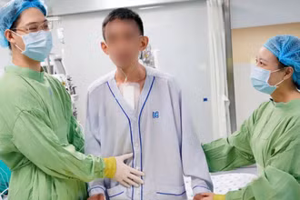 Bệnh nhân đã có thể đứng thẳng, tự ăn cháo và trò chuyện vui vẻ với mọi người.