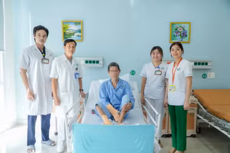 Sau gần 6 giờ, ca phẫu thuật hoàn thành. Theo dõi liên tục sau 7 ngày, hiện tại bệnh nhân ổn định, có thể vận động và đi lại nhẹ nhàng. 