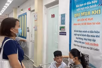 Nhiều người dân Thành phố Hồ Chí Minh quan tâm và tìm hiểu thông tin về bệnh đậu mùa khỉ.