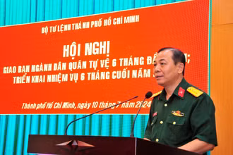 Đại tá Vũ Văn Điền, Phó Tư lệnh, Tham mưu trưởng Bộ Tư lệnh Thành phố Hồ Chí Minh phát biểu tại hội nghị