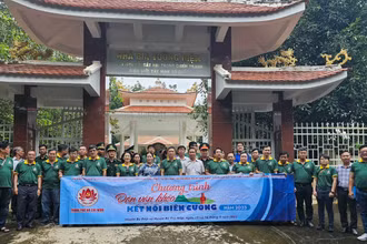 Đoàn đại biểu chương trình "Dân vận khéo- Kết nối biên cương năm 2023" chụp hình lưu niệm tại Bia tưởng niệm Huyện Bù Đốp, Tỉnh Bình Phước.