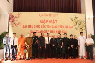 Lãnh đạo Quân khu 7 và các đại biểu chức sắc tôn giáo dự buổi gặp mặt.