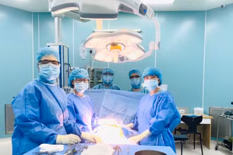 Ekip phẫu thuật cho bệnh nhân.