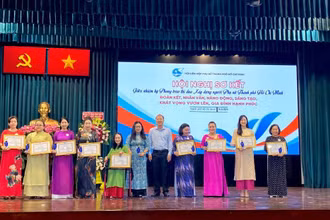 Ông Nguyễn Hồ Hải, Phó Bí thư Thường trực Thành ủy Thành phố Hồ Chí Minh trao Bằng khen cho tập thể, cá nhân đã có thành tích tiêu biểu trong phong trào thi đua.