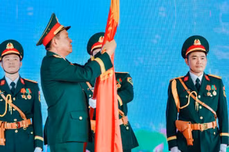 Thừa ủy quyền của Chủ tịch nước, Thượng tướng Võ Minh Lương trao danh hiệu Anh hùng Lực lượng vũ trang nhân dân tặng Khoa Hồi sức tích cực, Bệnh viện Quân y 175. 