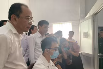 PGS, TS Tăng Chí Thượng, Giám đốc Sở Y tế Thành phố Hồ Chí Minh (ngoài cùng bên trái) theo dõi quy trình bác sĩ tình nguyện khám bệnh tại xã Thạnh An, huyện Cần Giờ, Thành phố Hồ Chí Minh.