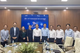 Đoàn của Tổng Lãnh sự quán Vương quốc Anh tại Thành phố Hồ Chí Minh, Bộ Kinh Doanh và Thương mại thuộc Vương Quốc Anh chụp ảnh lưu niệm cùng Ban Giám đốc Sở Y tế Thành phố Hồ Chí Minh (Ảnh: Sở Y tế Thành phố Hồ Chí Minh) 