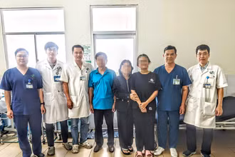 Bệnh nhân phục hồi sức khỏe tốt và chụp hình cùng ê-kíp mổ trước khi xuất viện.
