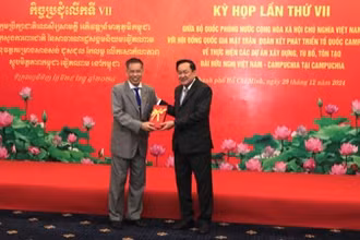 Thượng tướng Võ Minh Lương trao quà tặng Ngài Nhem Valy.