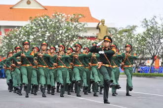 Các khối duyệt đội ngũ tại Lễ ra quân huấn luyện. (Ảnh: HỮU TÂN)