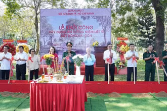Các đại biểu thực hiện nghi thức khởi công xây dựng Bia tưởng niệm Liệt sĩ Biệt động Sài Gòn.