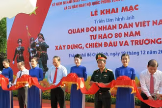 Các đại biểu cắt băng khai mạc triển lãm (Ảnh: CTV).
