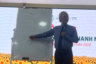 Báo cáo viên Trần Trung Quang truyền đạt những kiến thức với chủ đề “Tự tin trước công chúng”.