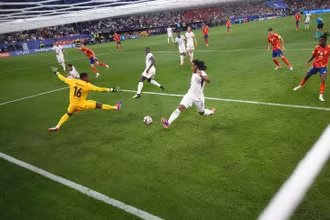 Bàn thắng thứ 2 vào lưới đội tuyển Pháp trong trận Pháp-Tây Ban Nha tại Euro 2024. (Ảnh: Reuters)