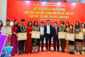 Nhiều học sinh của các Trường Phổ thông Dân tộc Nội trú THPT Nghệ An được Ủy ban Dân tộc chủ trì tặng thưởng vì thành tích học tập xuất sắc, tiêu biểu. Ảnh nhà trường cung cấp