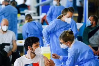 Tiêm vaccine ngừa Covid-19 tại Đức. Ảnh: Reuters
