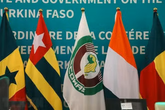 Quốc kỳ các quốc gia thành viên Cộng đồng Kinh tế Tây Phi (ECOWAS). (Ảnh: AFP/TTXVN)