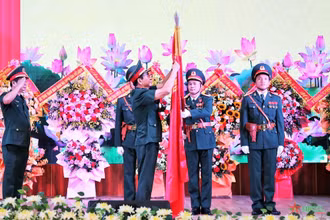  Đại tướng Phan Văn Giang gắn Huân chương Bảo vệ Tổ quốc hạng Nhất lên Quân kỳ Quyết thắng của Quân đoàn 2. Ảnh: Báo Quân đội nhân dân