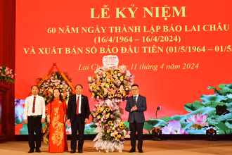 Đồng chí Lê Quốc Minh, Ủy viên Trung ương Đảng, Tổng Biên tập Báo Nhân Dân, Phó Trưởng Ban Tuyên giáo Trung ương, Chủ tịch Hội Nhà báo Việt Nam tặng hoa chúc mừng Báo Lai Châu.