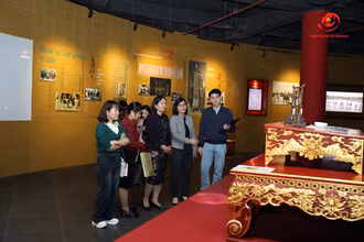 Khách tham quan tại khu trưng bày “Châu bản triều Nguyễn - Di sản tư liệu thế giới” (Trung tâm Lưu trữ quốc gia I). Ảnh: Trung tâm Lưu trữ quốc gia I