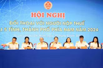 Phó Tổng cục trưởng Mai Sơn và đại diện lãnh đạo các đơn vị ngành Thuế tham gia đối thoại trự tiếp với doanh nghiệp và người nộp thuế. 
