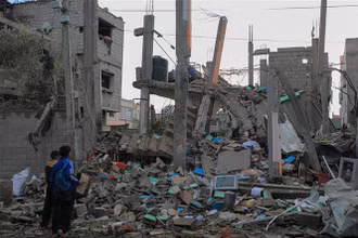 Một tòa nhà bị phá hủy sau cuộc không kích của Israel xuống Dải Gaza ngày 27/1/2024. Ảnh: THX/TTXVN