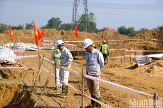 Trên công trình xây dựng cho Dự án Đường dây 500kV mạch 3. Ảnh: HUY THẠCH