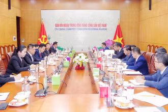 Đoàn đại biểu Ban Đối ngoại Trung ương Đảng Cộng sản Việt Nam hội đàm với Đoàn đại biểu Ban Đối ngoại Trung ương Đảng Nhân dân Cách mạng Lào. Ảnh: dangcongsan.vn