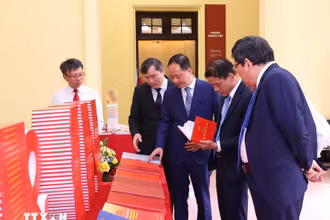Đại biểu tham quan trưng bày sách tại buổi lễ. (Ảnh: Văn Điệp/TTXVN)