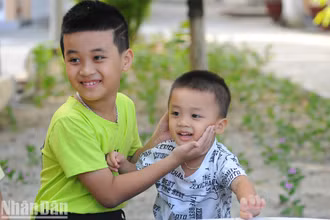 Các em nhỏ trên đảo Sinh Tồn. Ảnh: Linh Phan