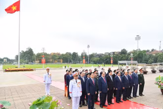 Các đồng chí lãnh đạo, nguyên lãnh đạo Đảng, Nhà nước thành kính tưởng nhớ công lao to lớn của Chủ tịch Hồ Chí Minh.