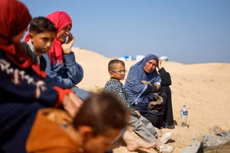 Người Palestine tập trung tại nghĩa trang Tal Al-Sultan, trong bối cảnh xung đột đang diễn ra giữa Israel và Hamas, ngày 26/2/2024. Ảnh: Reuters