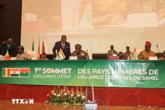 Người đứng đầu chính quyền quân sự Niger (giữa), Mali (trái) và Burkina Faso tại lễ ký hiệp ước thành lập Liên minh các quốc gia Sahel (AES), ở Niamey, ngày 6/7/2024. (Ảnh: Getty Images/TTXVN)