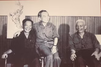 Trung tướng Lê Đức Anh - Tư lệnh Quân khu 9 và Đại tướng Võ Nguyên Giáp - Ủy viên Bộ Chính trị, Bộ trưởng Quốc phòng trong chuyến thăm của Đại tướng tới Quân khu 9 năm 1976. Ảnh: Thư viện Đại tướng Lê Đức Anh