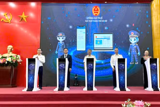 Tổng cục trưởng Mai Xuân Thành cùng Phó Chủ tịch UBND TP Hà Nội Hà Minh Hải và Phó Tổng cục trưởng Vũ Mạnh Cường, Chủ tịch Hội tư vấn Thuế Việt Nam Nguyễn Thị Cúc, Phó Cục trưởng Cục Thuế TP Hà Nội Phan Tiến Hòa thực hiện nghi lễ bấm nút ra mắt ứng dụng “Trợ lý ảo hỗ trợ người nộp thuế”
