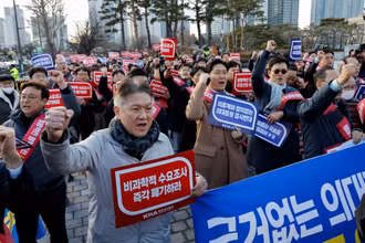 Các bác sĩ Hàn Quốc biểu tình trước phủ tổng thống ở Seoul hôm 25/2. Ảnh: Reuters