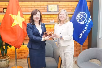 Chủ tịch Ủy ban Chứng khoán Nhà nước Vũ Thị Chân Phương (bên trái) và bà Mariam Sherman, tân Giám đốc quốc gia của Ngân hàng Thế giới (bên phải)