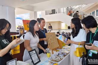 Các doanh nghiệp giới thiệu, tư vấn vị trí việc làm cho sinh viên Trường Đại học Đà Lạt tại ngày hội việc làm.